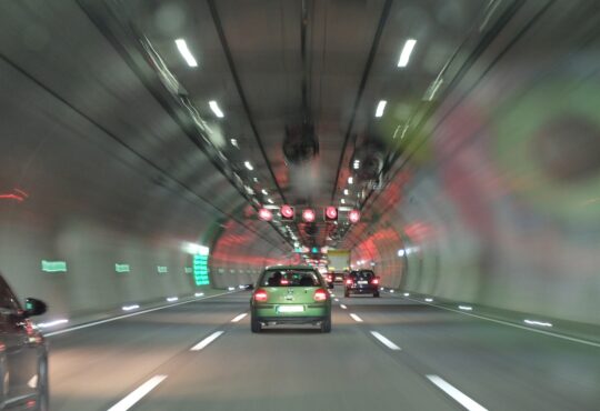 Wie müssen sie sich bei einem Stau im Tunnel verhalten?