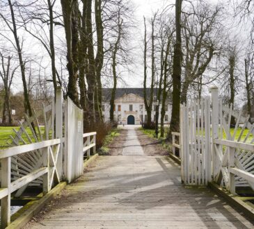 Brücke mit Flügeltor