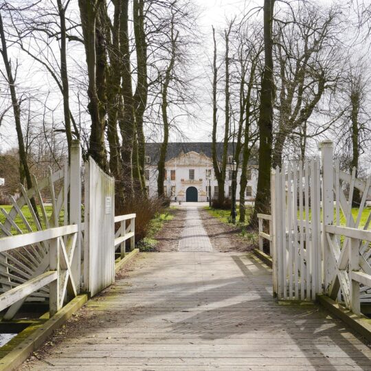 Brücke mit Flügeltor